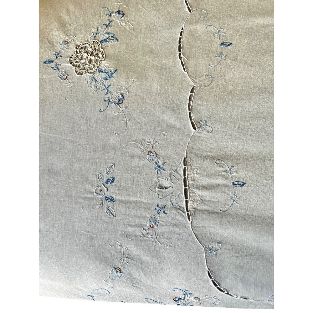 Embroidered Tablecloth With Blue Floral Cutwork Crocheted Inserts Vintage - Picture 4 of 11